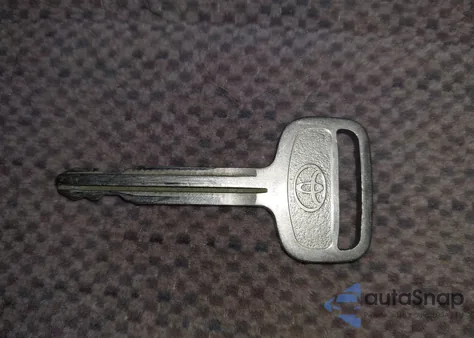 2001 Toyota Tundra Sr5 V8 z USA, uszkodzony, nr VIN 5TBBT44131S197604